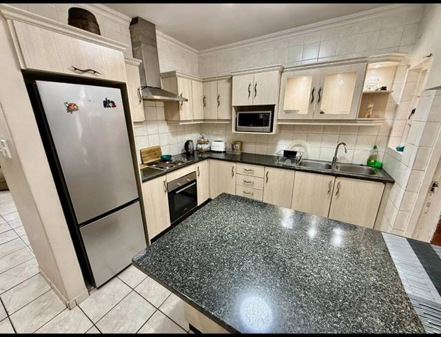 3 BEDROOM TOWNHOUSE FOR SALE IN HAYFIELDS